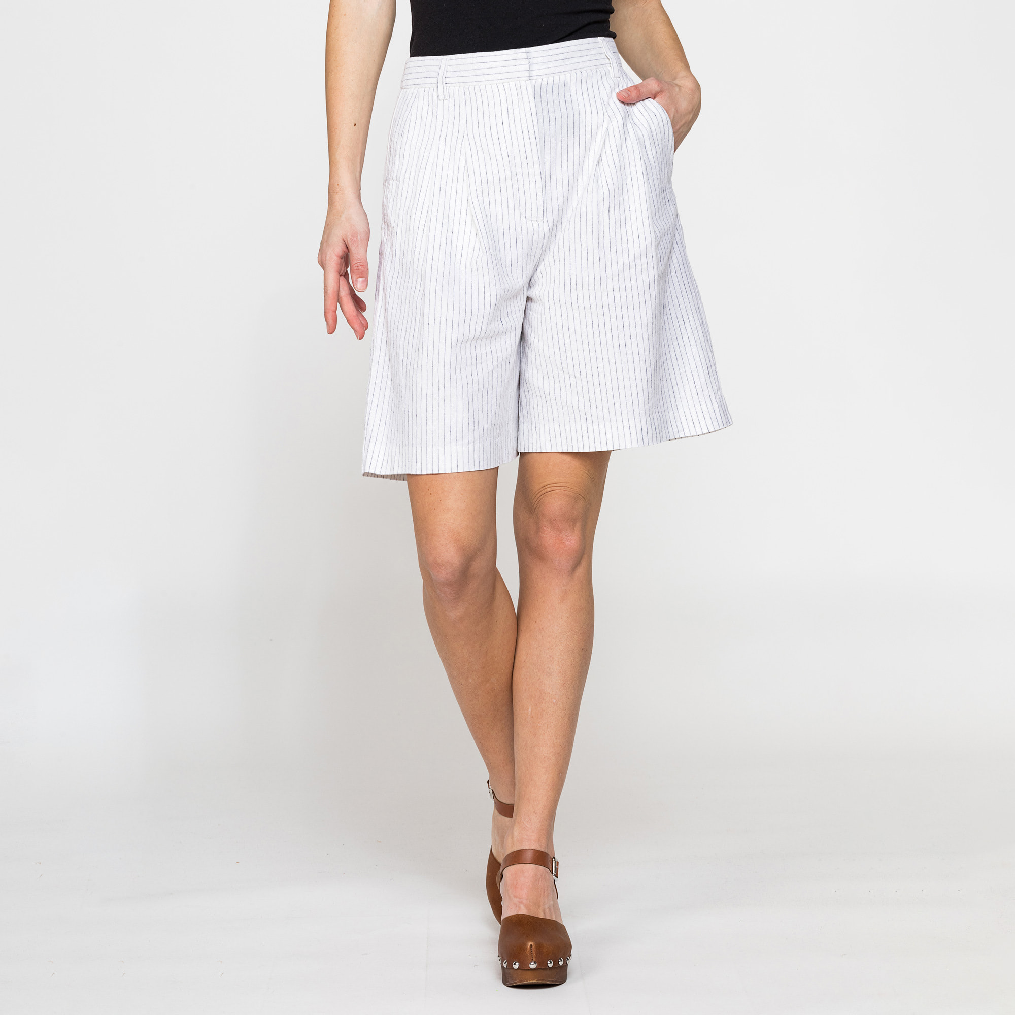 BERMUDA CON PIEGHE IN IN TESSUTO LINO COTONE