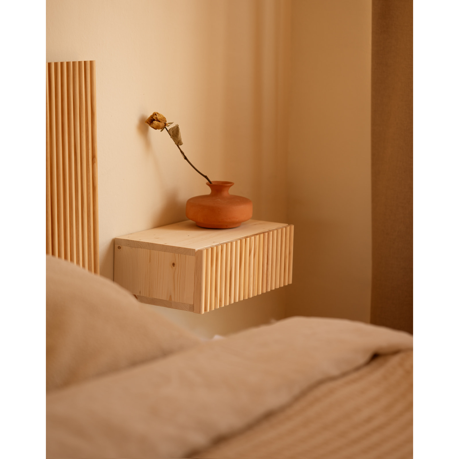 Pack de 2 mesitas de noche de madera maciza flotante en tono natural de 40cm Alto: 15 Largo: 40 Ancho: 25.5