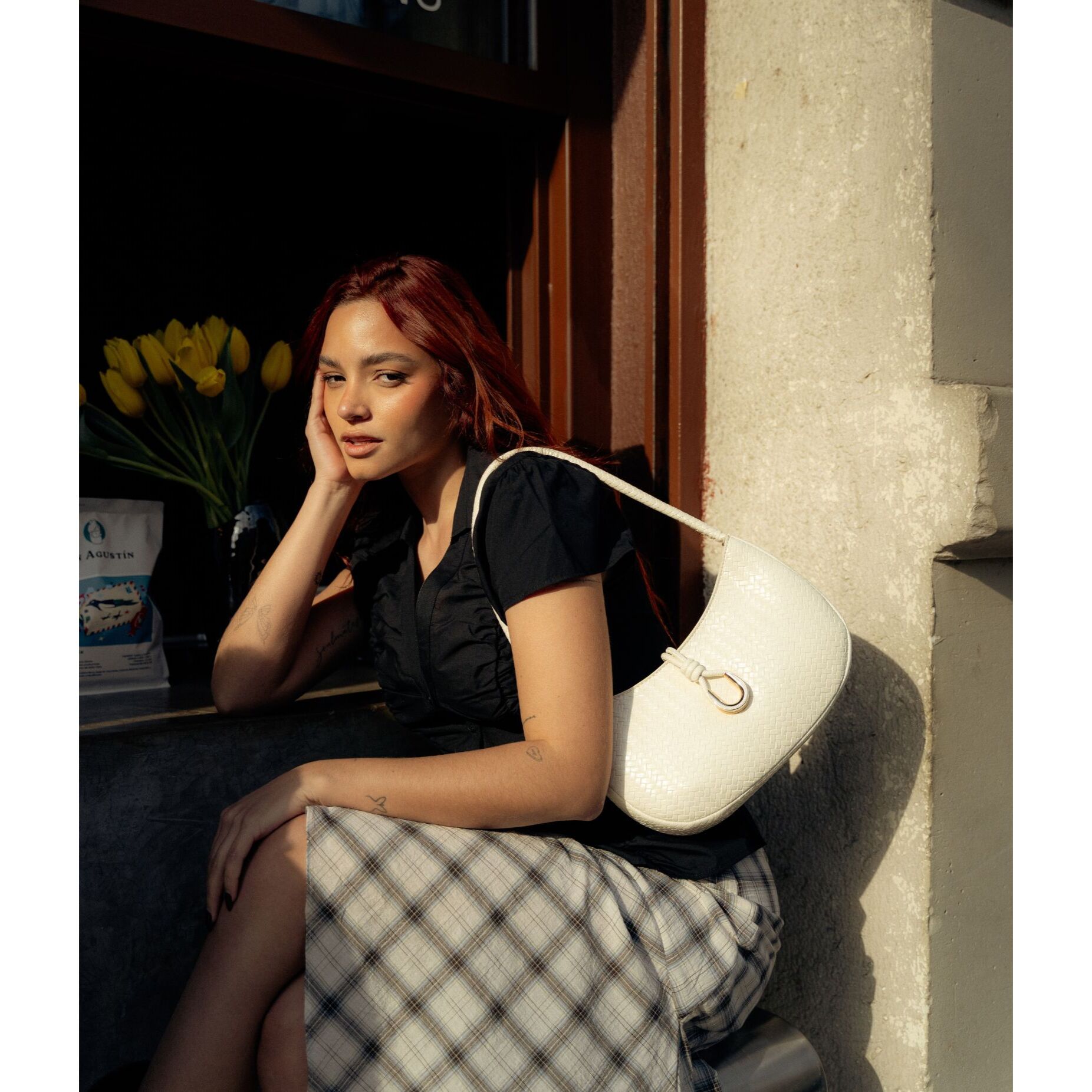 Bolso de hombro beige trenzado con metal