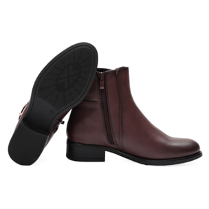 Stivaletti in simil pelle con fibbia dorata