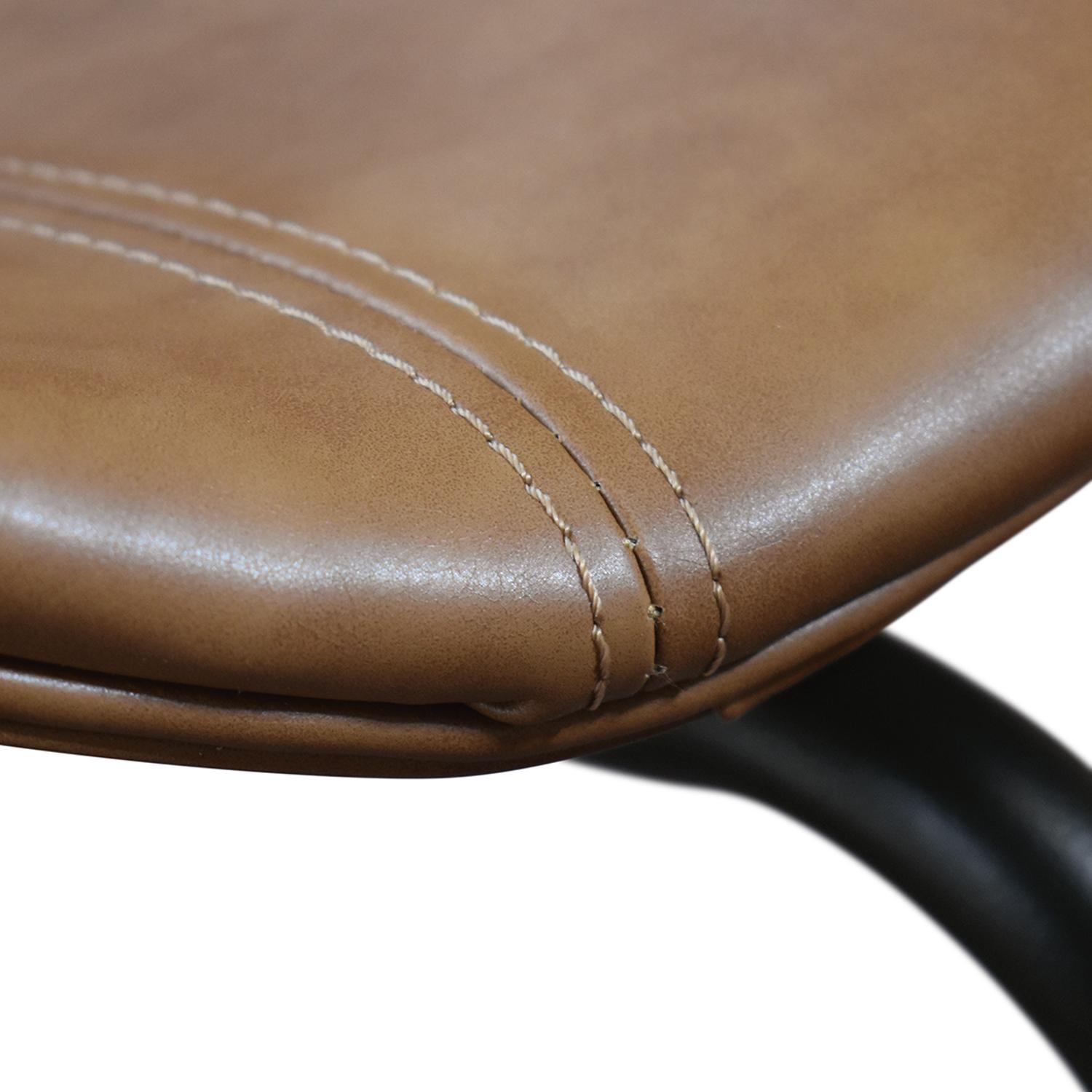 Set di 4 sedie COPENAGHEN rivestite in ecopelle cammello e gambe in metallo nero