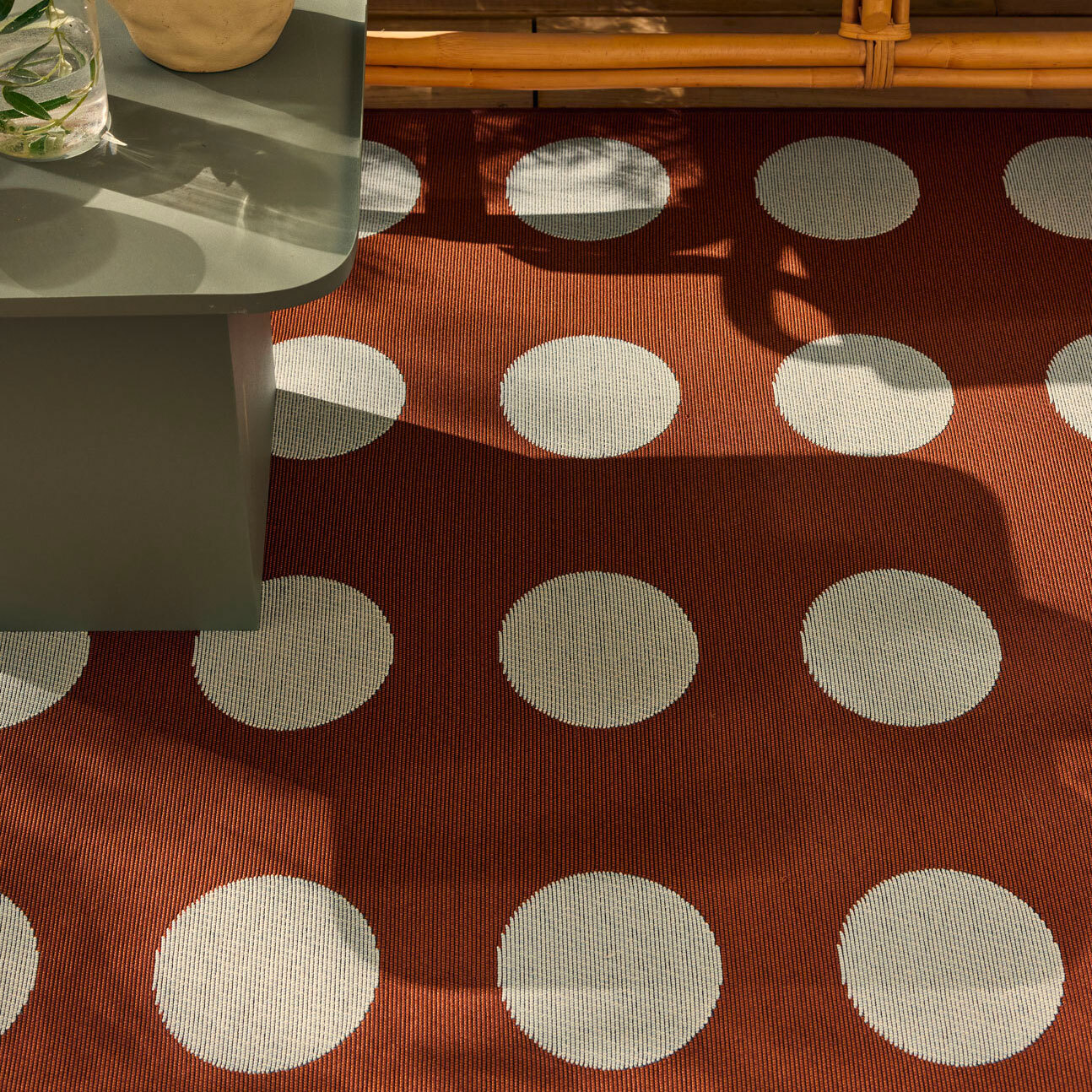 RIVIERA - Tapis intérieur/extérieur à motif pois marron