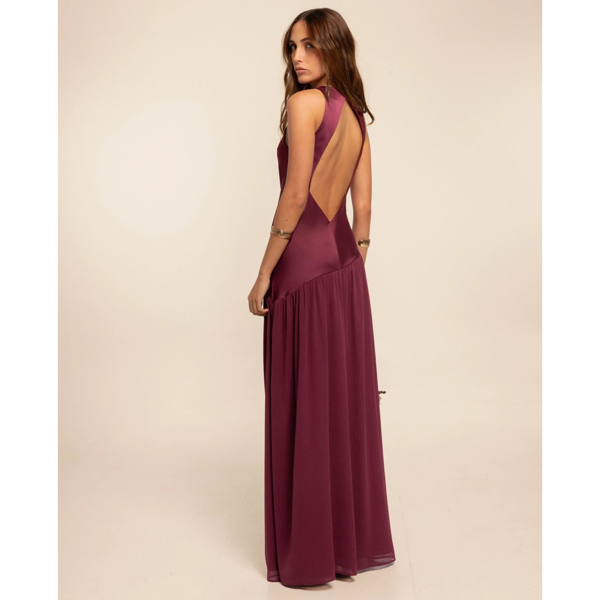 Vestido largo con corte asimétrico y espalda abierta