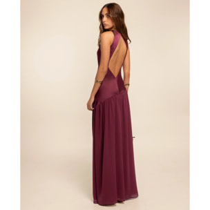 Vestido largo con corte asimétrico y espalda abierta