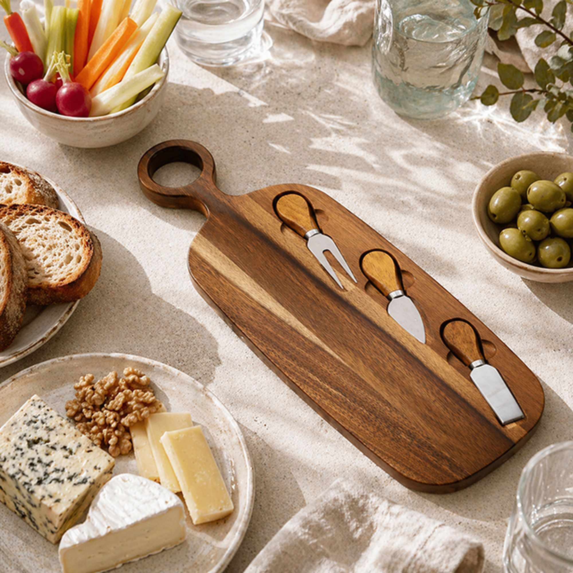 Planche à découper en bois d'acacia 49x16cm avec 3 couteaux à fromage COPA