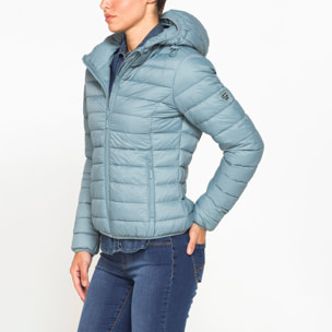 GIUBBOTTO RESISTENTE ALLA PIOGGIA CON IMBOTTITURA ULTRA LEGGERA. Vestibilità regolare.