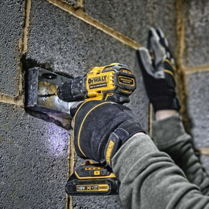 Perceuse visseuse compacte 18V XR - DEWALT - avec 2 batteries 18V 2.0 Ah - chargeur - coffret - DCD708D2T-QW