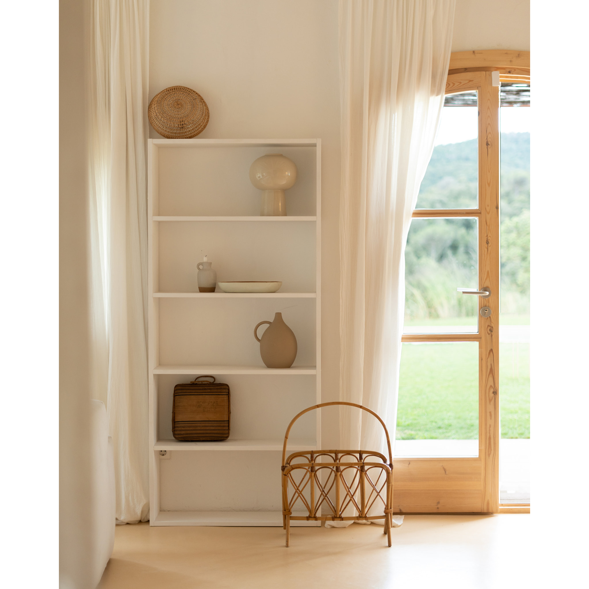 Estantería de madera maciza tono blanco con 4 estantes Alto: 182 Largo: 80 Ancho: 20