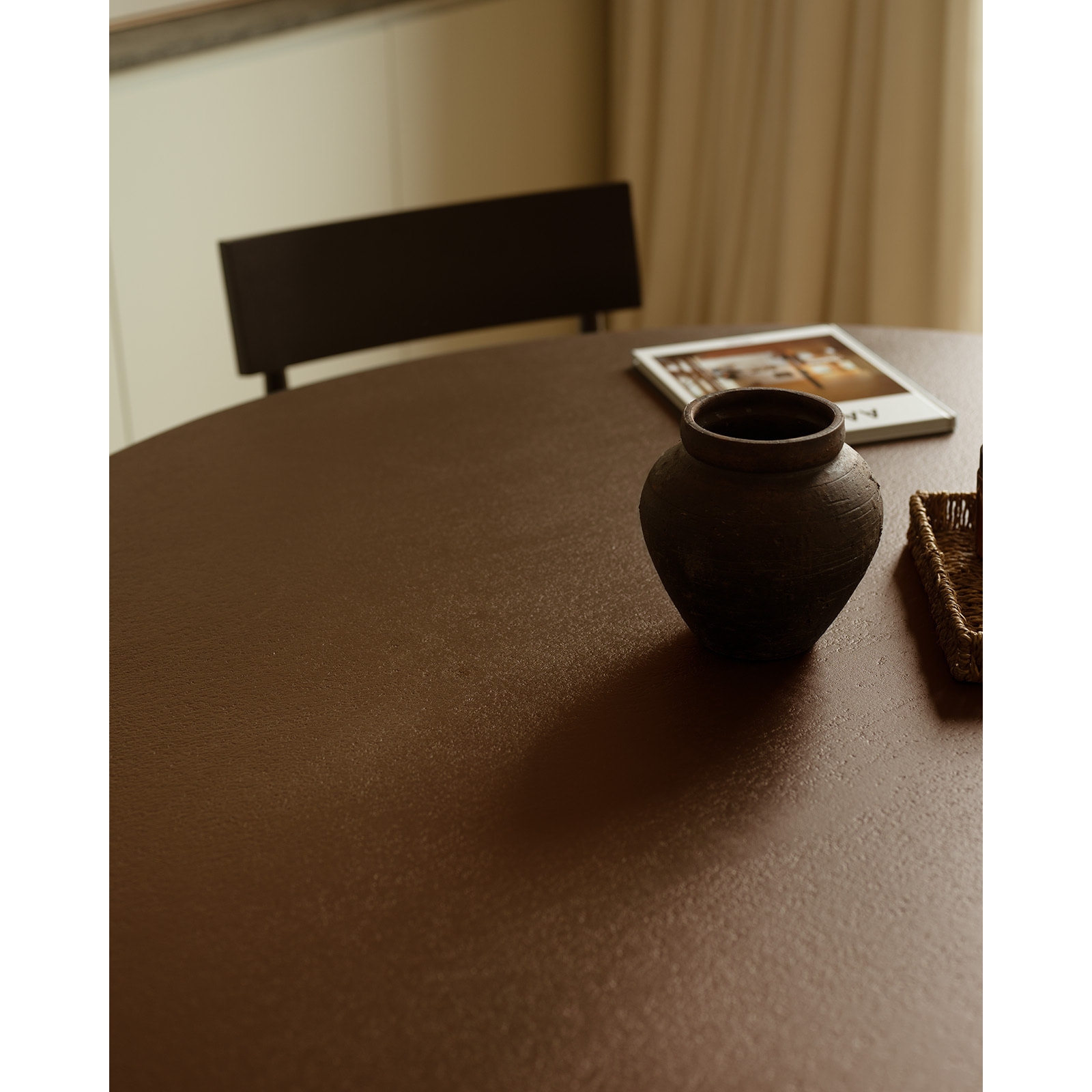 Table de salle à manger ronde en microciment ton marron en différentes tailles