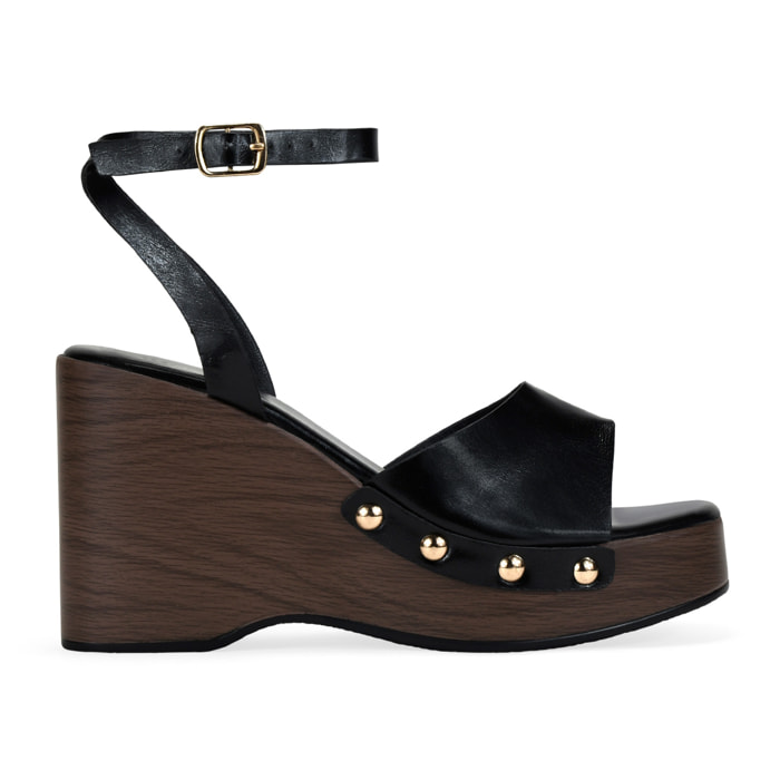 Sandalias de cuña negras con tachuelas