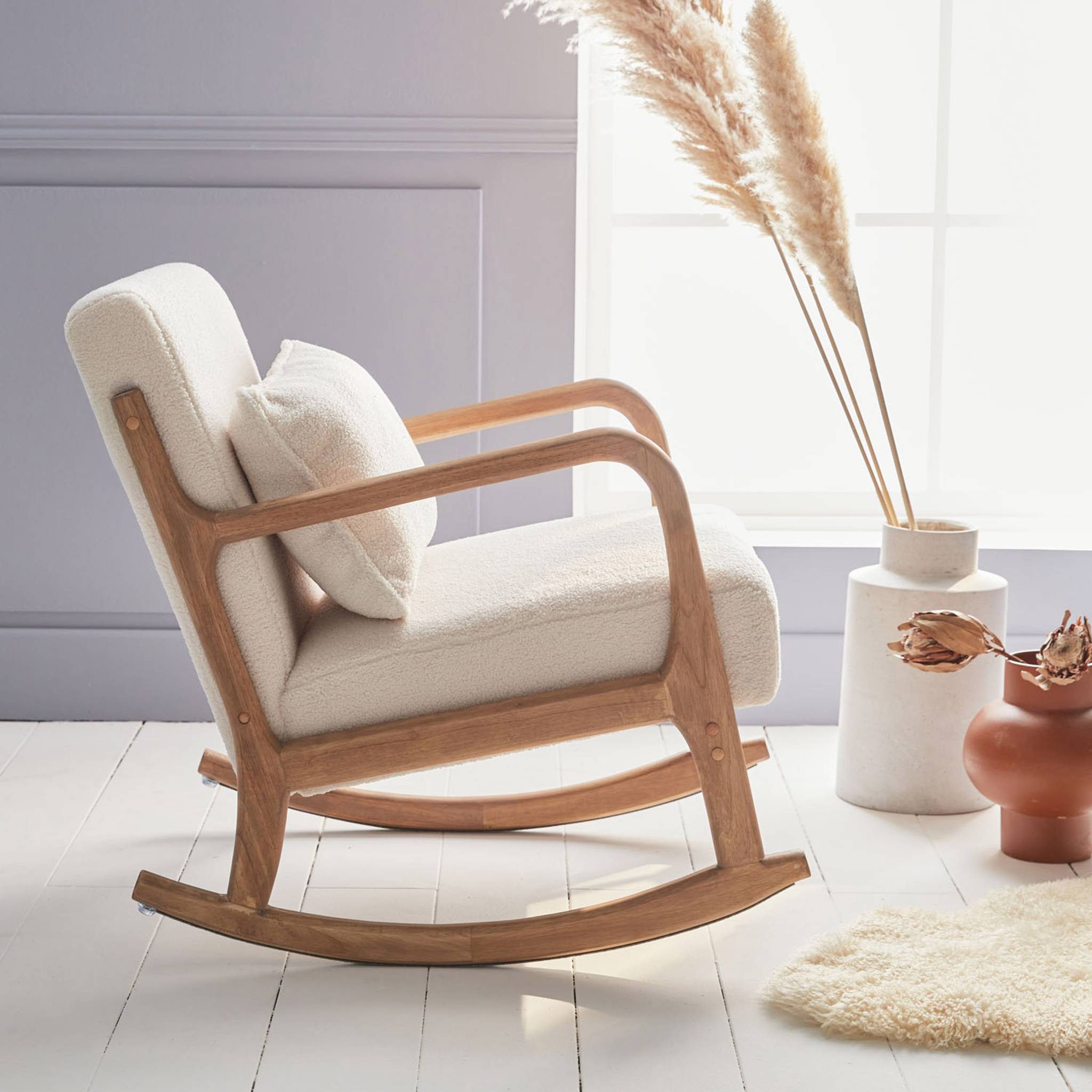 Fauteuil à bascule design en bois et tissu. bouclettes blanches. 1 place. rocking chair scandinave