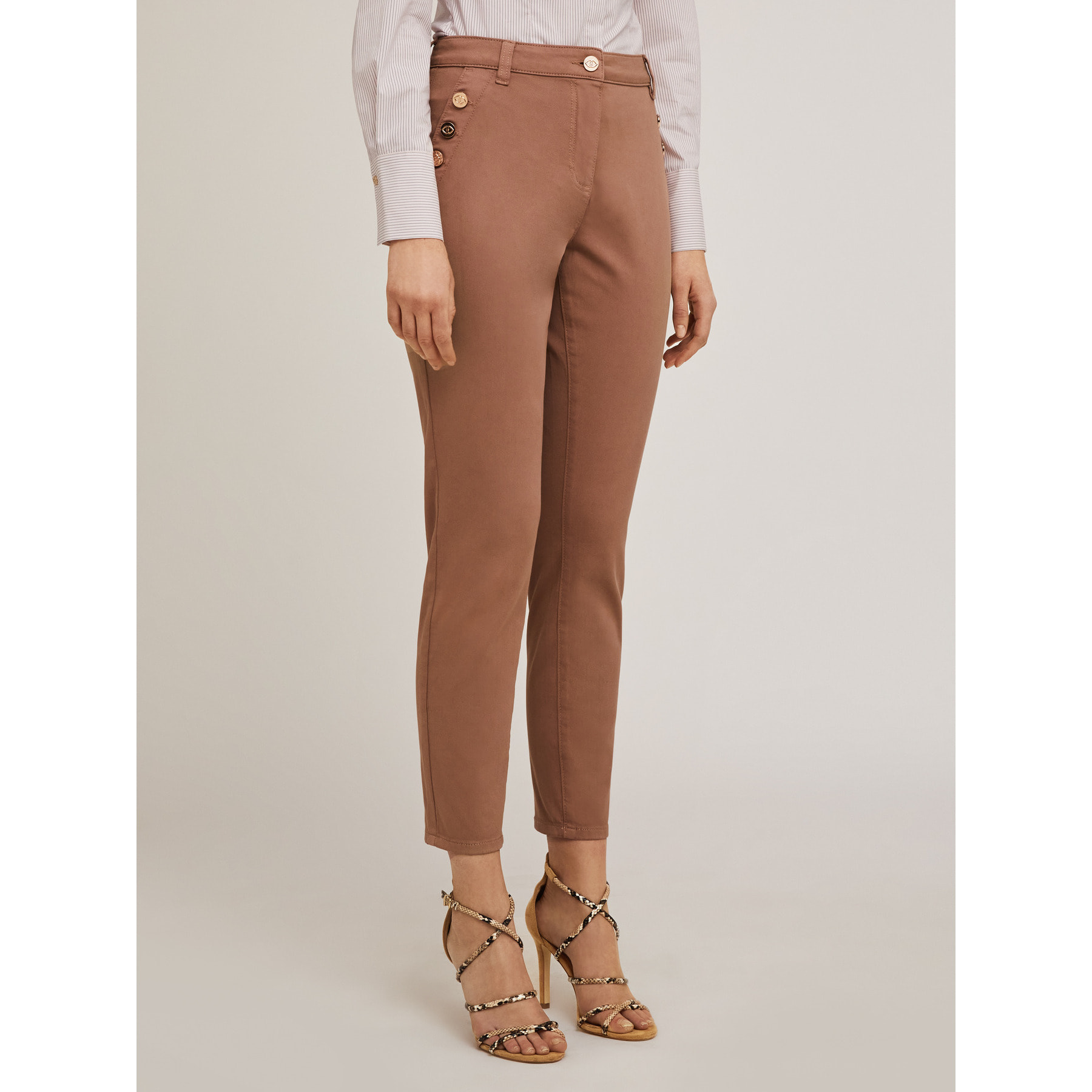 Motivi - Pantalón regular con botones metálicos. - Marrón