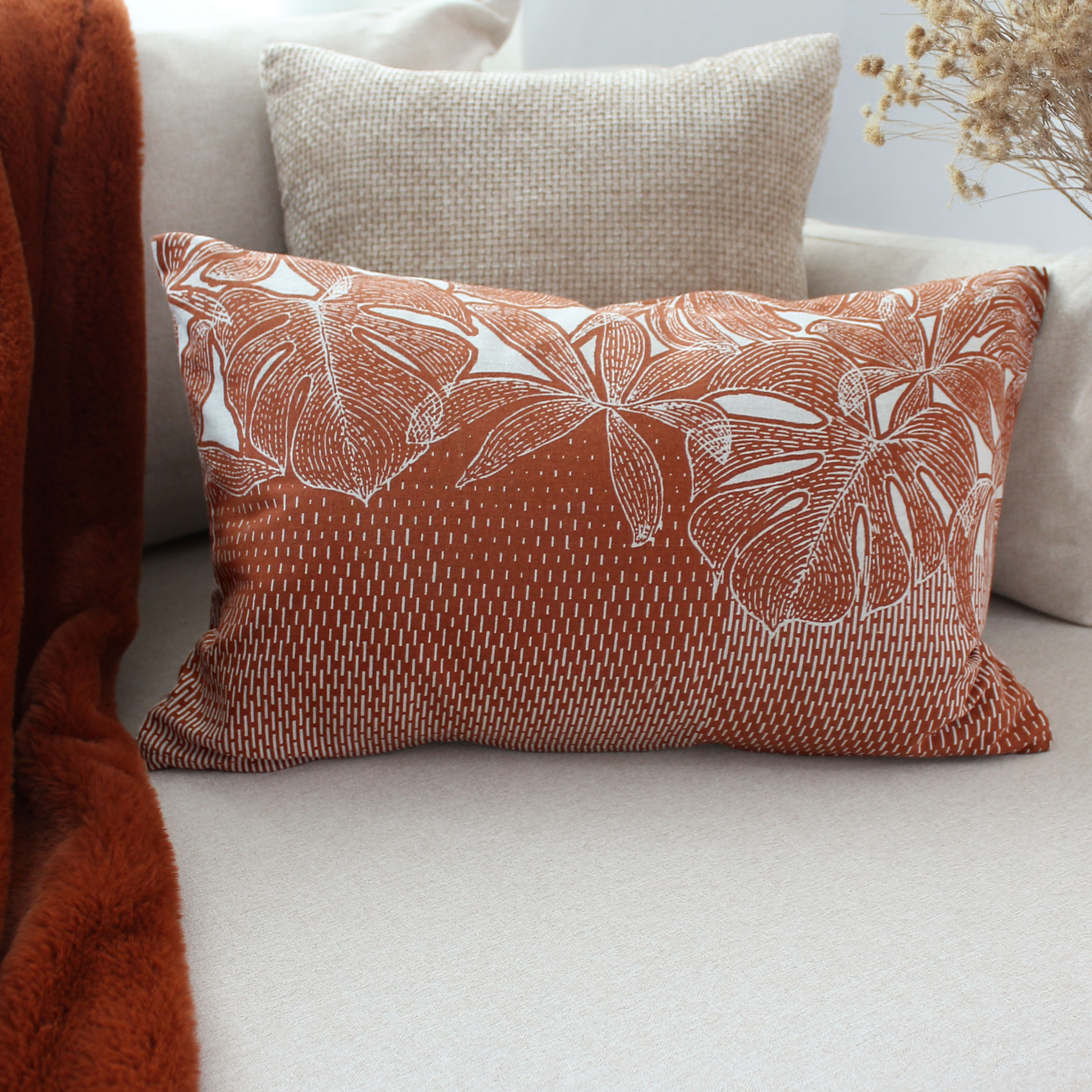 Coussin décoratif déhoussable motif feuillage tropical - Cuivre