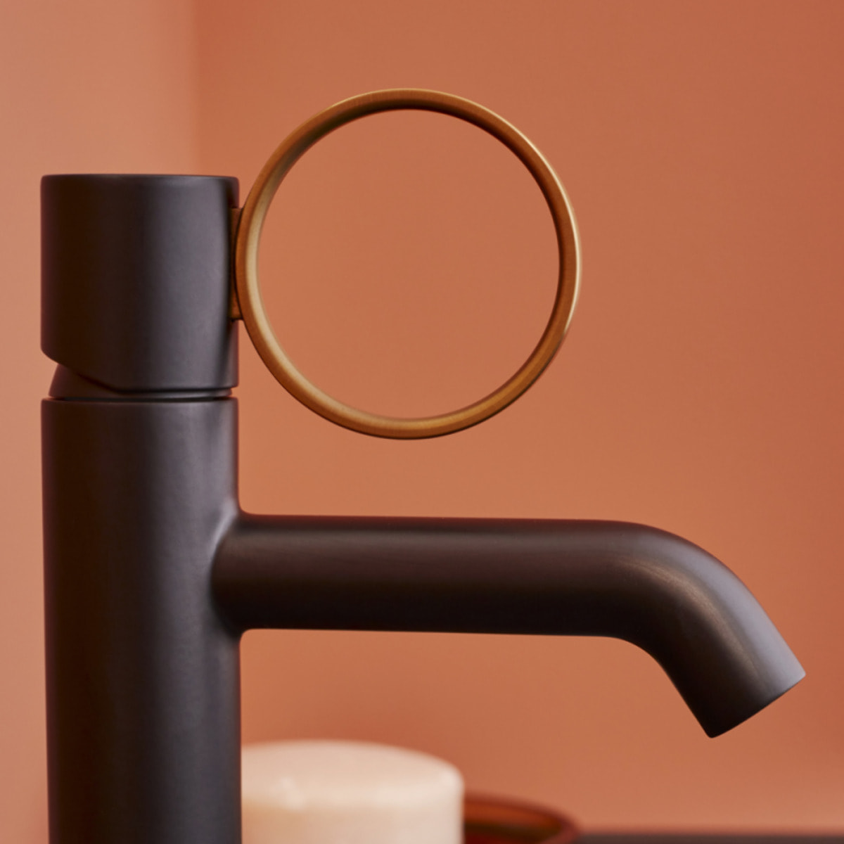 Mitigeur lavabo bas Vivienne noir mat avec bague laiton brossée
