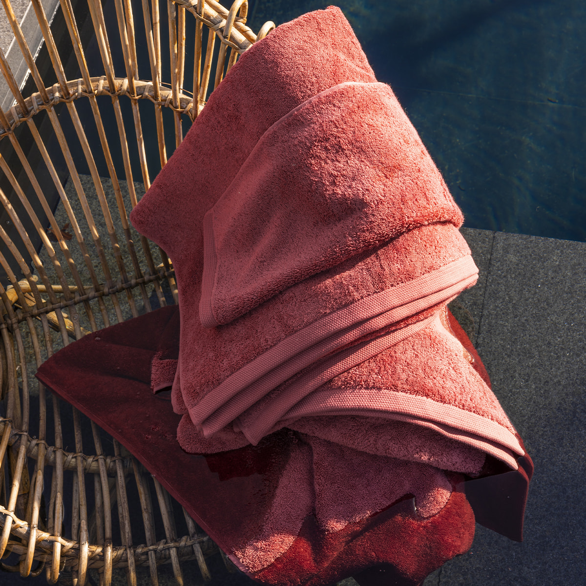Drap de bain uni en coton peigné biologique, ESSENTIEL, Rouge Cosmos