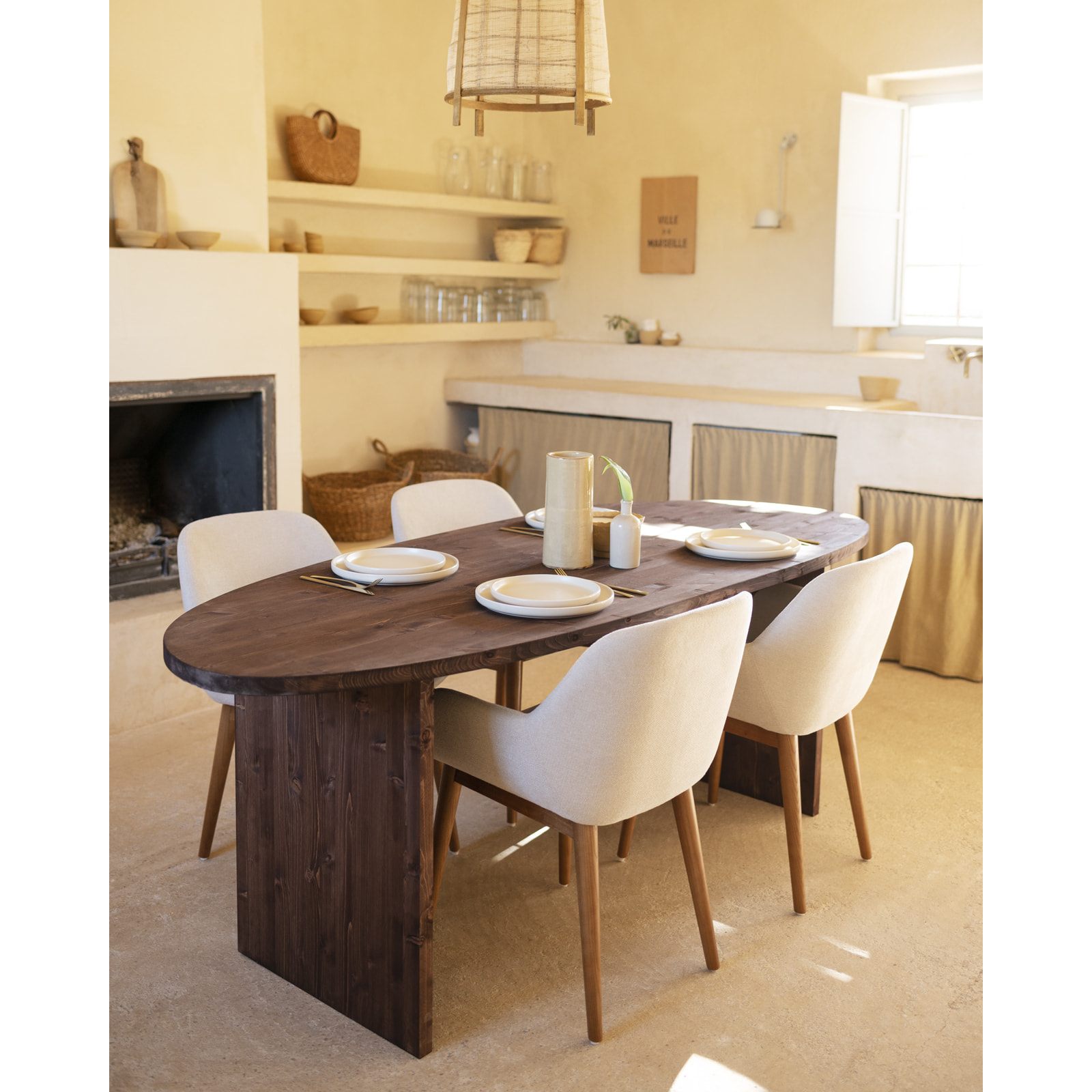 Table de salle à manger en bois massif ton noyer de différentes tailles