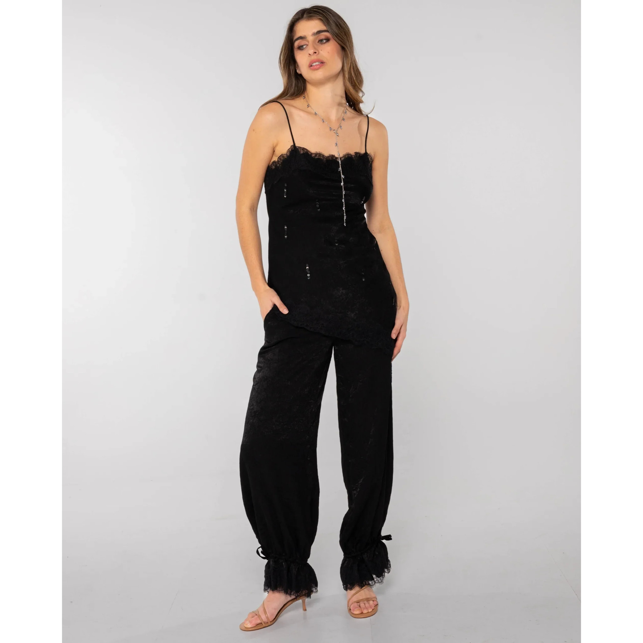 Top de mujer lencero con encaje y tirantes