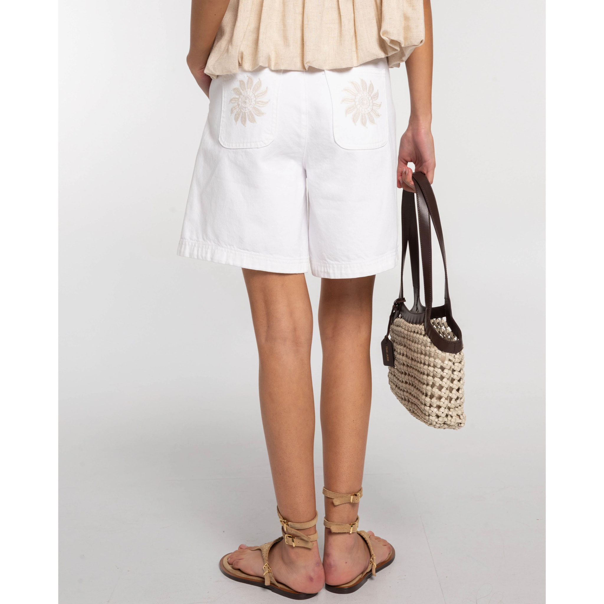 Shorts de mujer con pernera ancha y detalles bordados