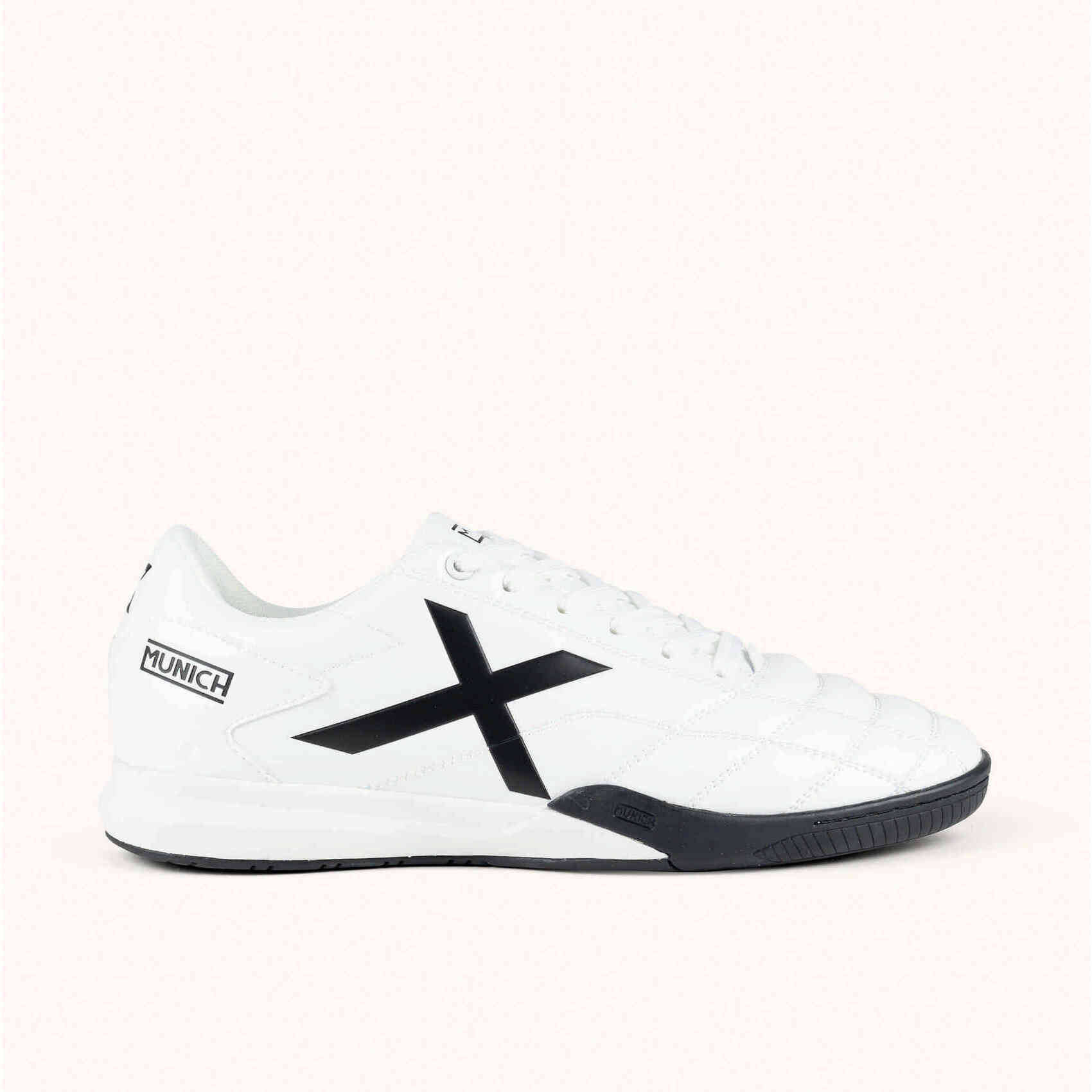 MUNICH M39 04 Zapatillas urbanas de inspiración futsal en color blanco