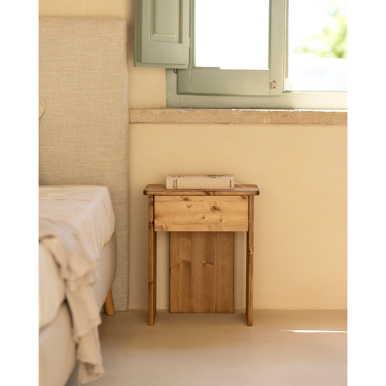 Mesita de noche de madera maciza en tono roble oscuro de 50x42cm Alto: 50 Largo: 42 Ancho: 27