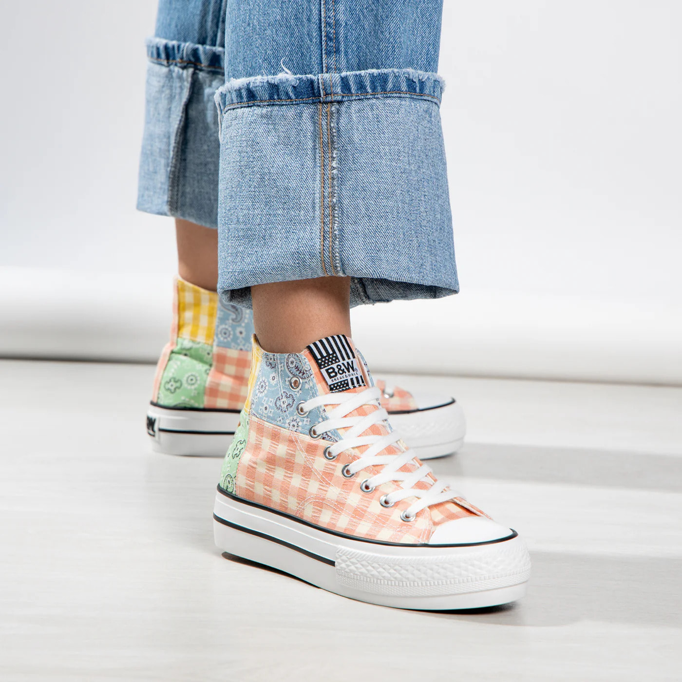 Sneaker alta con doppia piattaforma, design multi-patchwork, nero e bianco