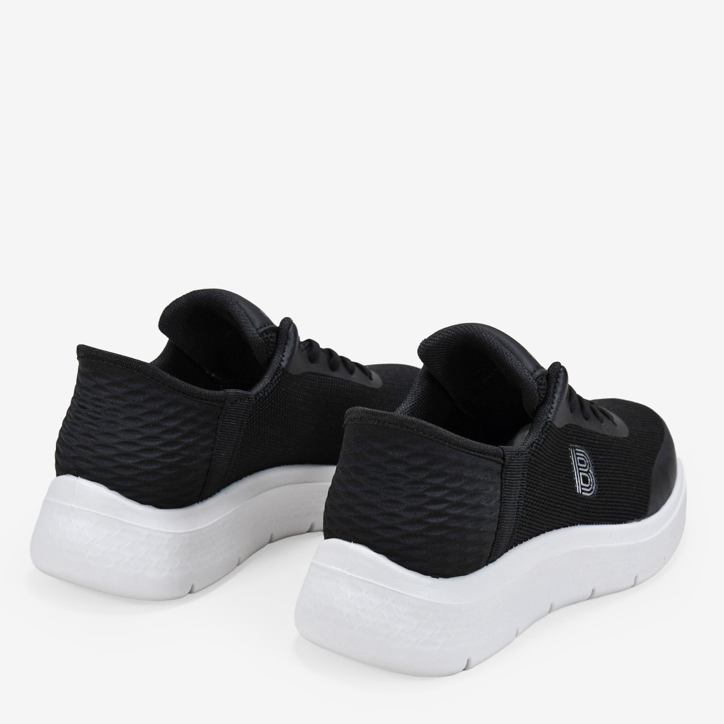 Zapatillas deportivas negras con cordones elásticos