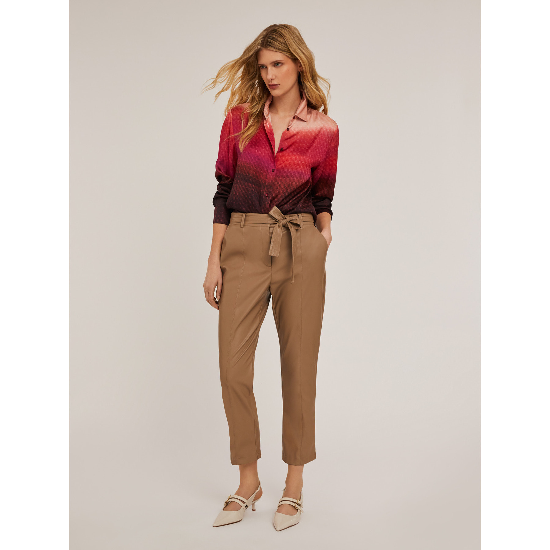Motivi - Pantalón con cinturón en tejido revestido - Beige