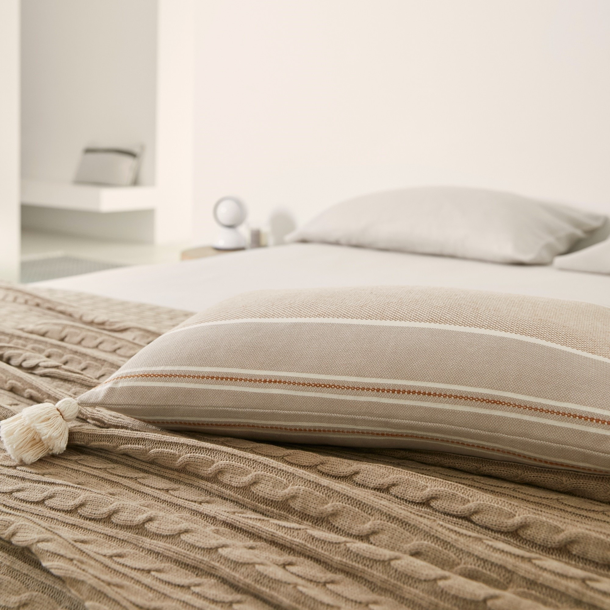 Manta punto de ochos 140x190cm 100% acrílico 200gsm marrón con rallas beige scalpers home