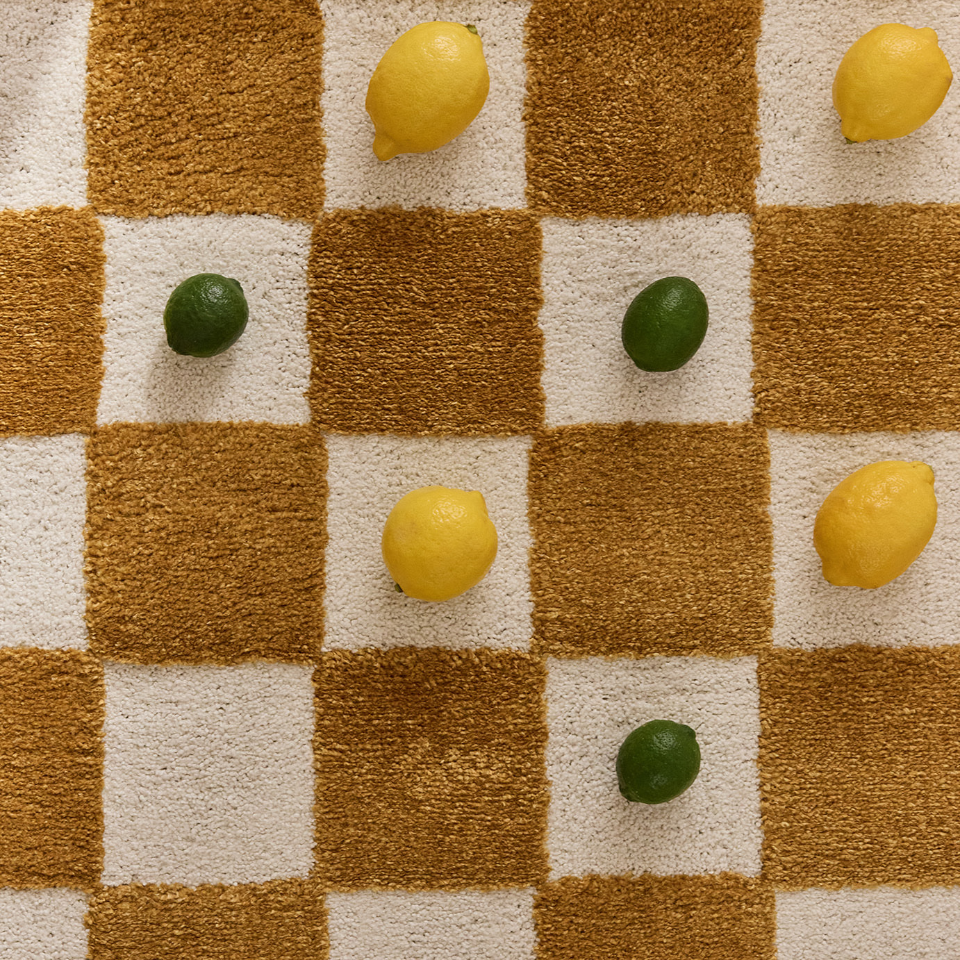 PANTONE - Tapis ocre à motif damier TERRA DEL SOL