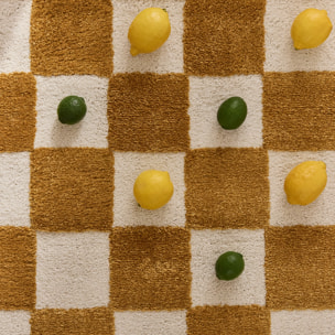 PANTONE - Tapis ocre à motif damier TERRA DEL SOL