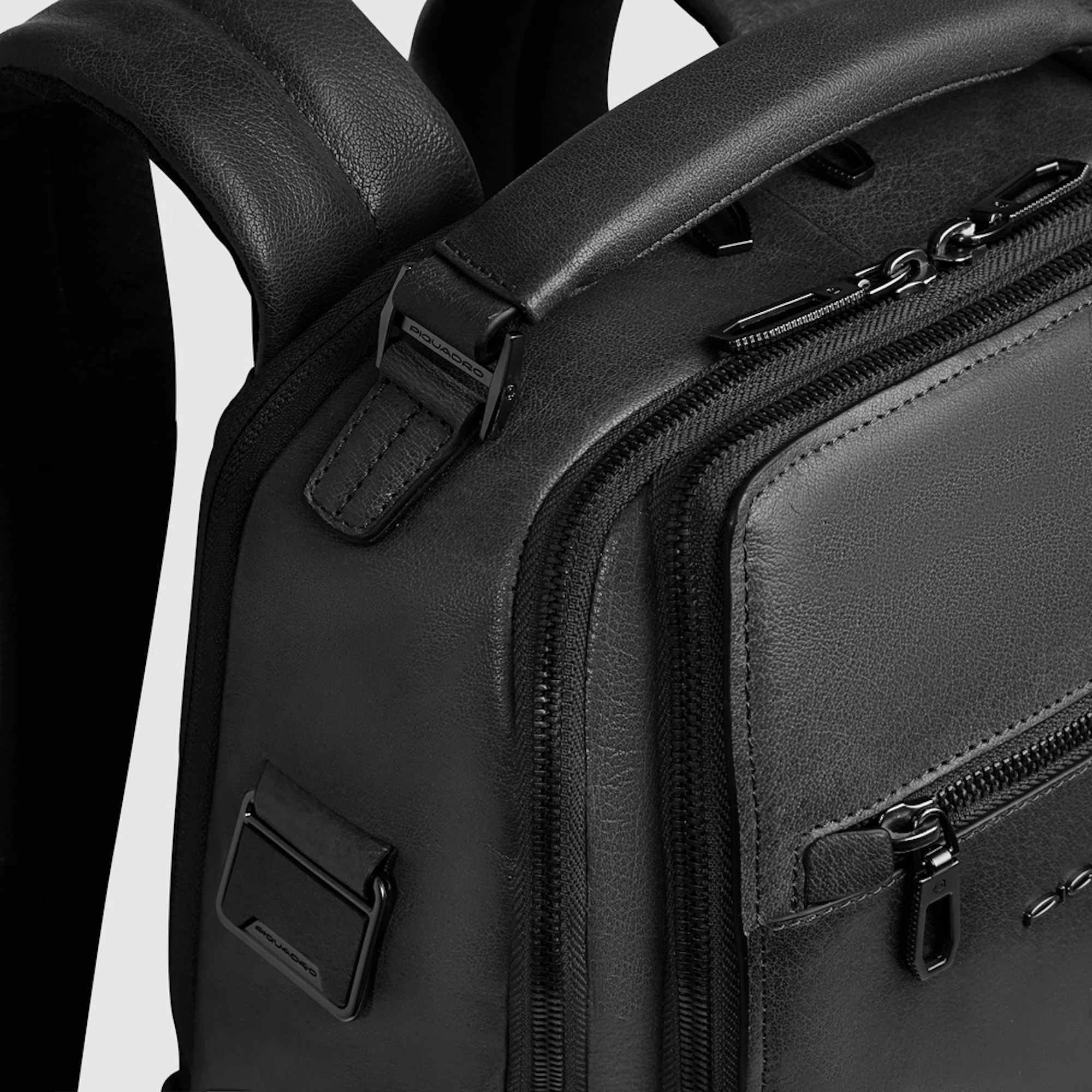 Piquadro Zaino da viaggio in pelle porta pc e iPad® con protezioni antiurto e RFID