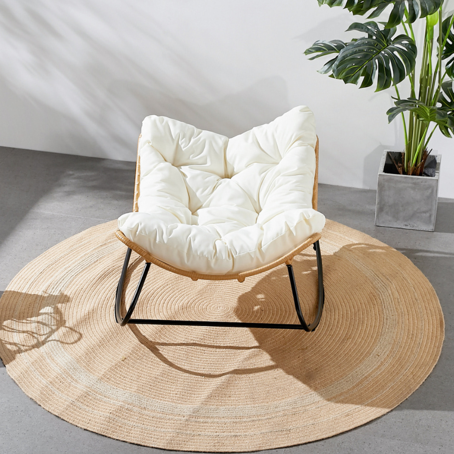 Fauteuil à bascule en résine tressée coussin beige BARCELONA