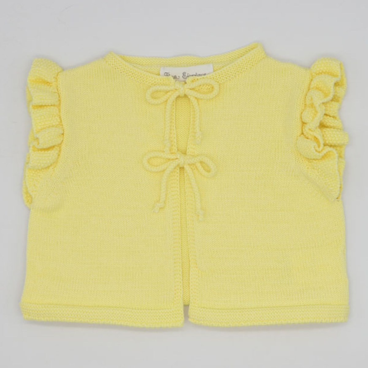 CHALECO AMARILLO CON VOLANTE Y LAZADA