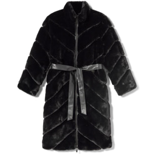 Cappotto di pelliccia di lunghezza media con tagli a spina di pesce