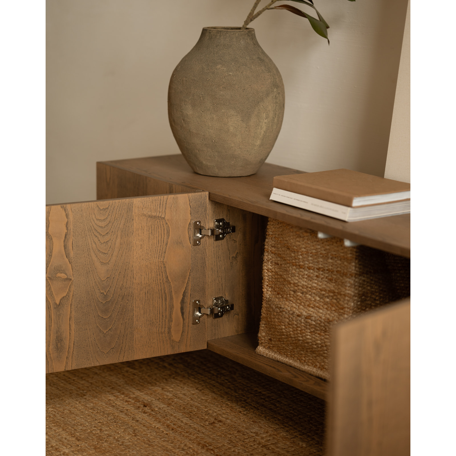 Mueble TV de chapa de madera de fresno natural en tono avellana en varias medidas