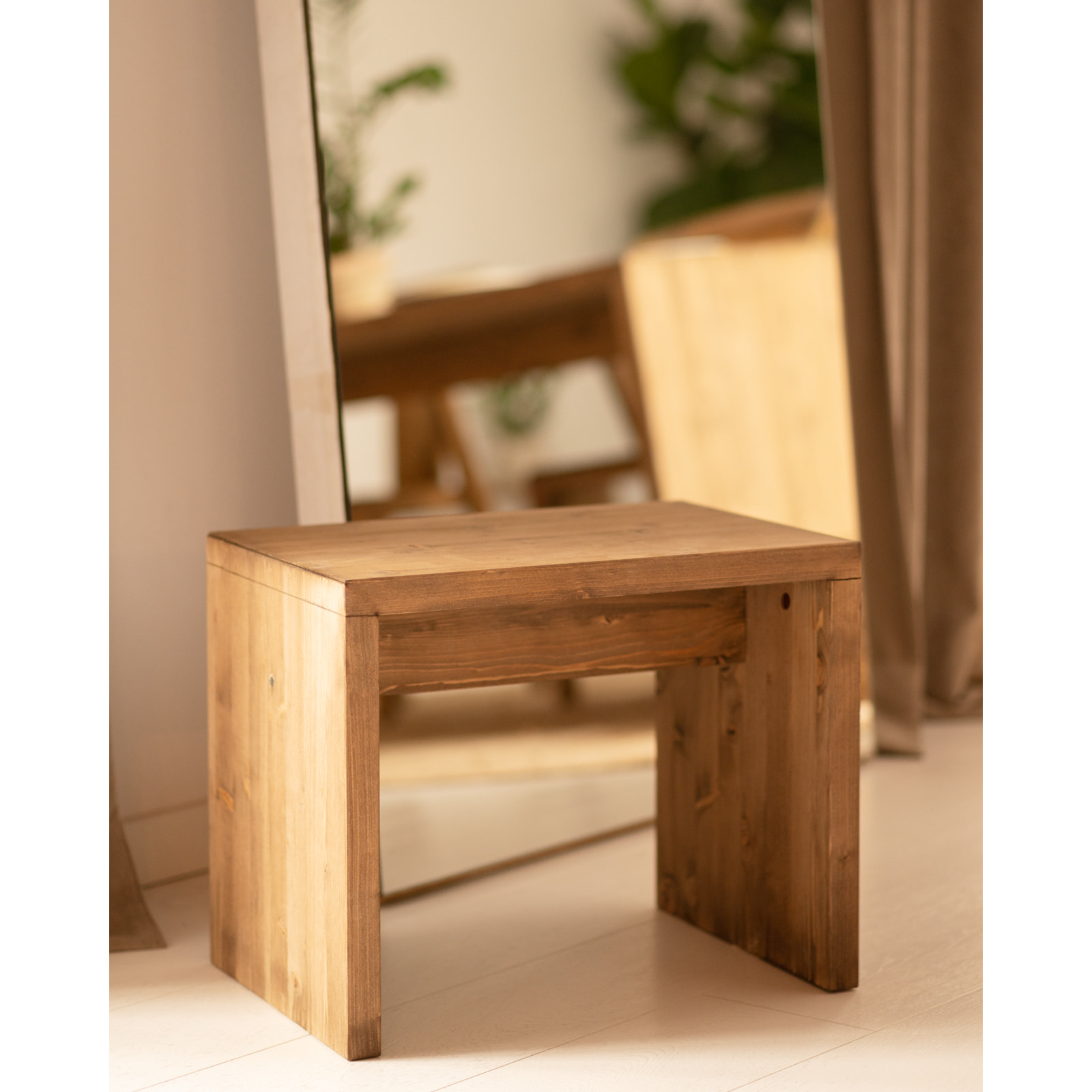 Mesita / Taburete de madera maciza en tono roble oscuro de 45x50cm Alto: 45 Largo: 50 Ancho: 30