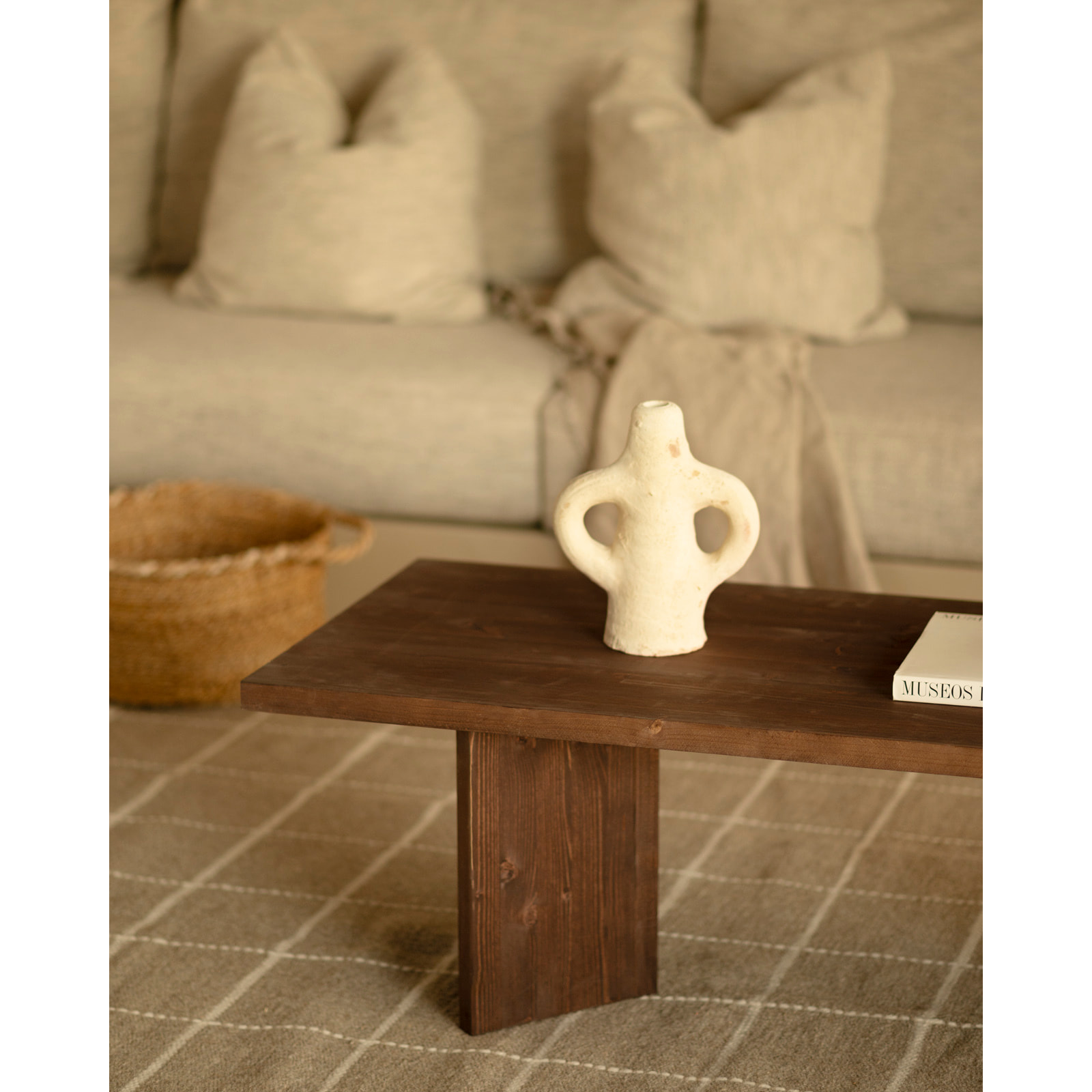 Table basse en bois massif en ton noyer 120x55cm Hauteur: 40 Longueur: 120 Largeur: 55