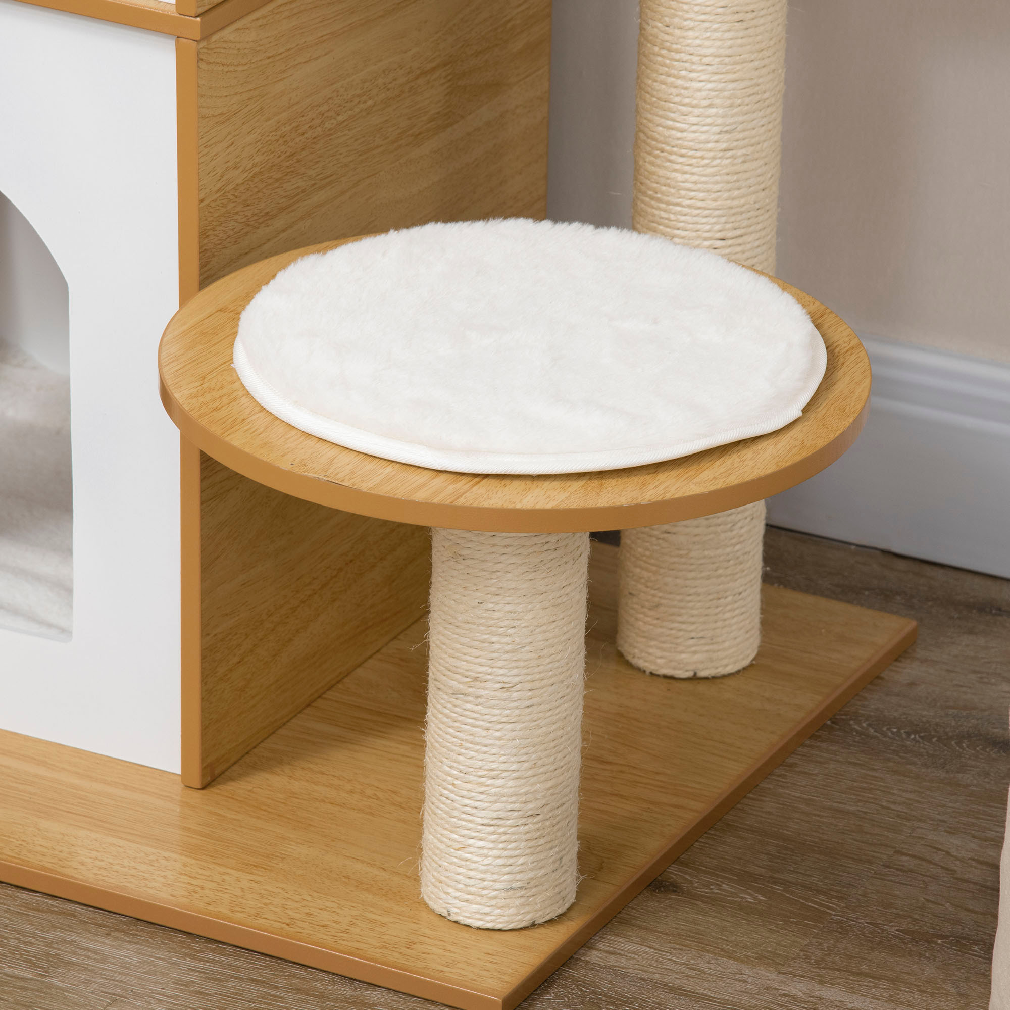 Arbre à chat design contemporain griffoir sisal naturel 2 niches plateformes jeu boule suspendue MDF blanc aspect hêtre clair