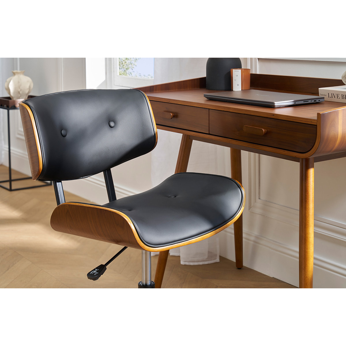 Chaise de bureau à roulettes noire et bois foncé BASILE