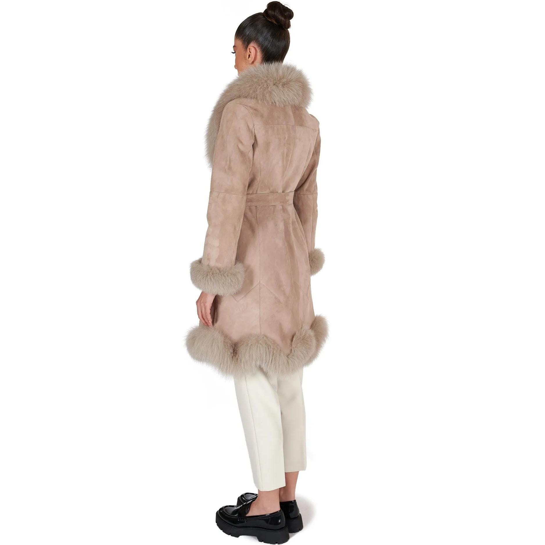 Cappotto in montone scamosciato beige con collo in volpe