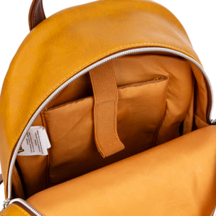 Mochila Ocre Pokémon Premium. Espacioso compartimento principal con bolsillo delantero y trasero. Con accesorio pompom