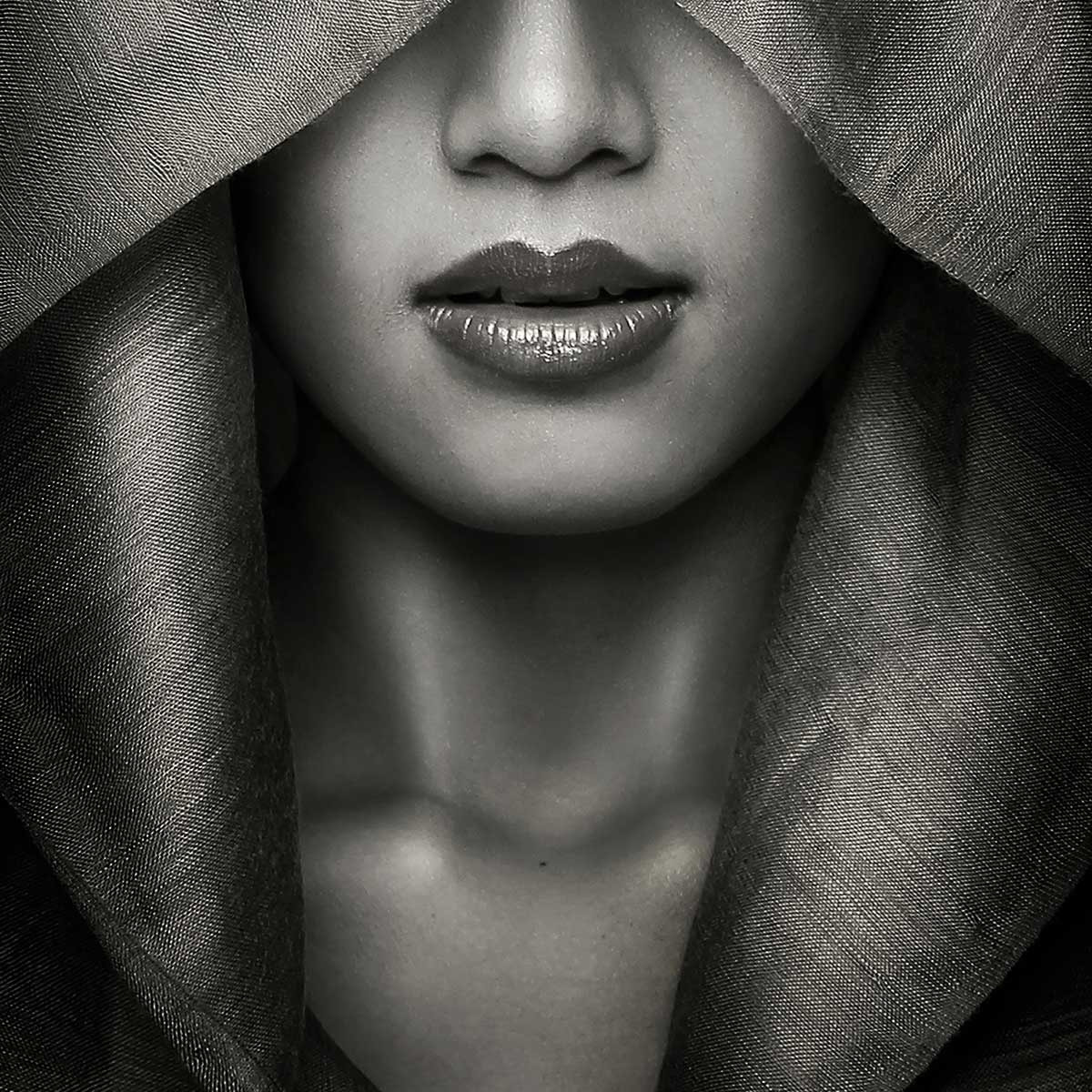 Affiche portrait de femme - Capuche Affiche sous cadre noir