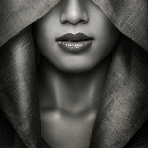 Affiche portrait de femme - Capuche Affiche sous cadre noir