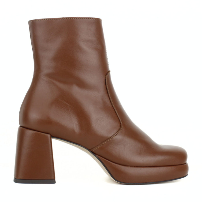 Botine de piel color cuero con plataforma. Tacón de 7 cm