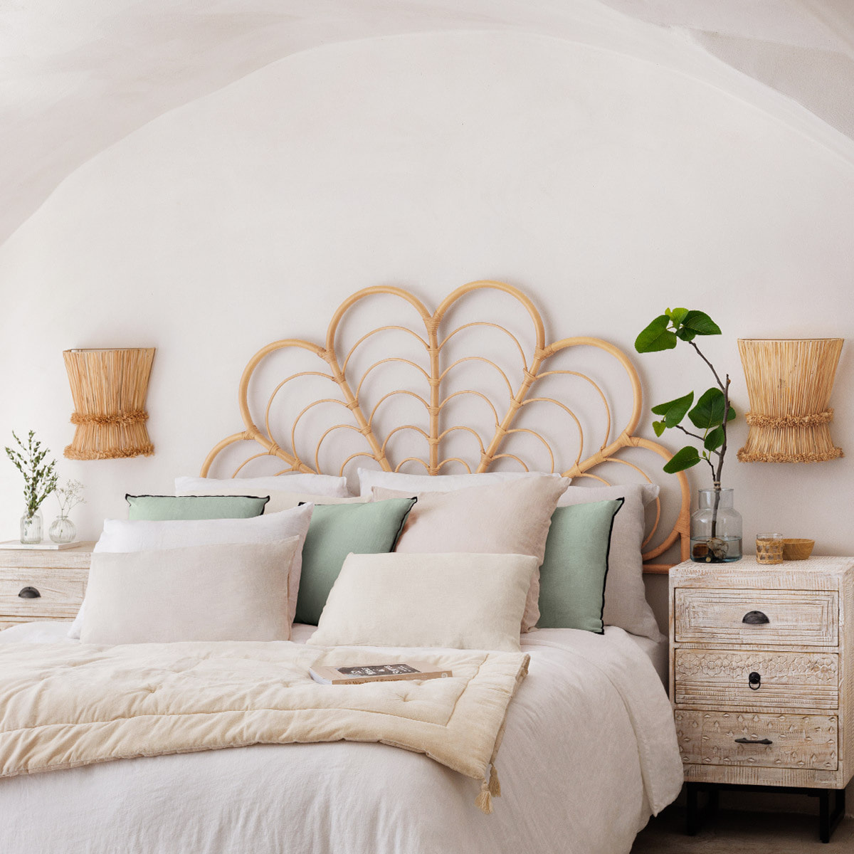 Table de chevet "Ajay" - bois blanchi - manguier sculpté