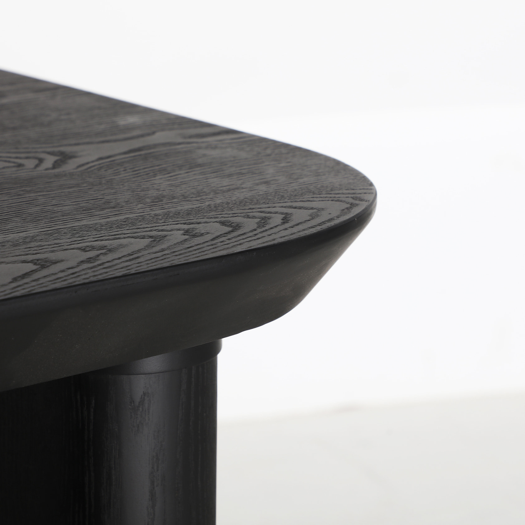 Mesa auxiliar de madera de abeto en color negro de 58x58x61cm