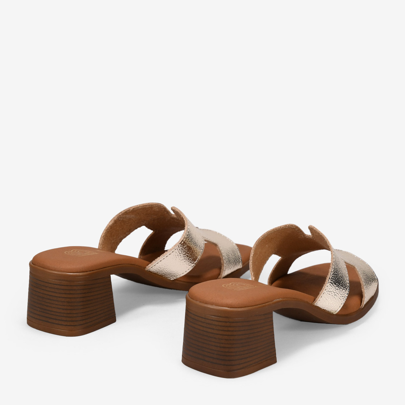 Sandalias de piel doradas con tacón efecto madera