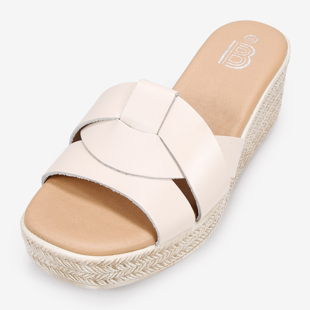 Sandalias de piel beige destalonadas con cuña de esparto