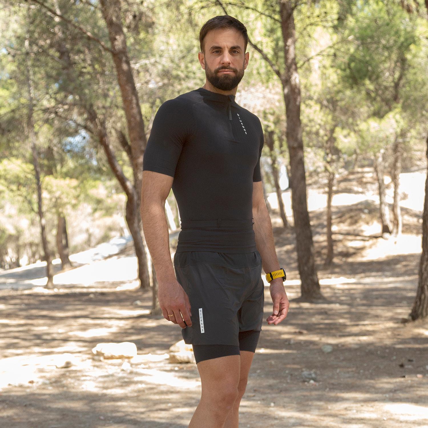 Camiseta de compresión negra, ligera y ergonómica con soporte postural y cinturón de almacenamiento integrado para trail running