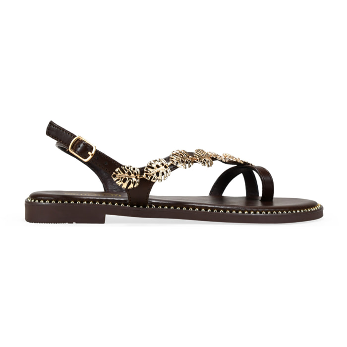 Sandalias de dedo marrones con hojas metálicas